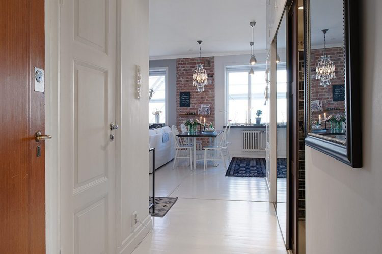 Ngay lối vào nhà là không gian của phòng phòng khách và bếp. Hai khu vực này được ưu tiên bố trí nơi đẹp nhất và nhiều ánh sáng nhất của căn hộ.