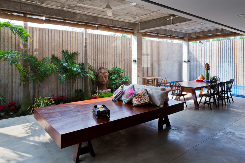 Toàn bộ không gian phòng bếp và phòng ăn được đặt tại khu vực gầm nhà với 3 mặt thoáng đãng.