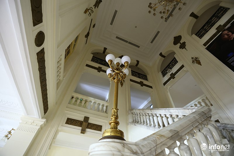 Với chương trình tham quan nhà hát, du khách sẽ trải qua các hoạt động tham quan, chụp ảnh, tìm hiểu kiến trúc, lịch sử Nhà hát Lớn.