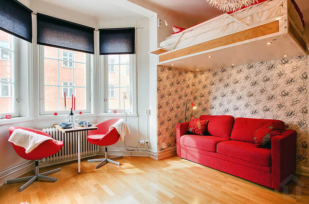 Điểm ấn tượng đặc biệt trong căn hộ này đó là việc lựa chọn nội thất màu đỏ mang đến một không gian hiện đại và cá tính. 