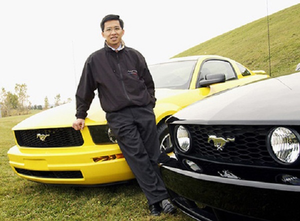 
Tăng Thái Hậu với mẫu Ford Mustang 2005 mà ông thiết kế.
