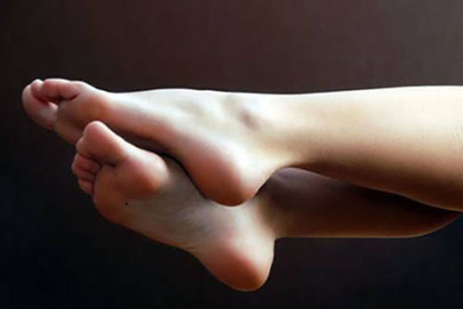 
Cọ hai lòng bàn chân vào nhau cũng là một cách massage đơn giản làm cho chân ấm lên. (Ảnh minh họa).
