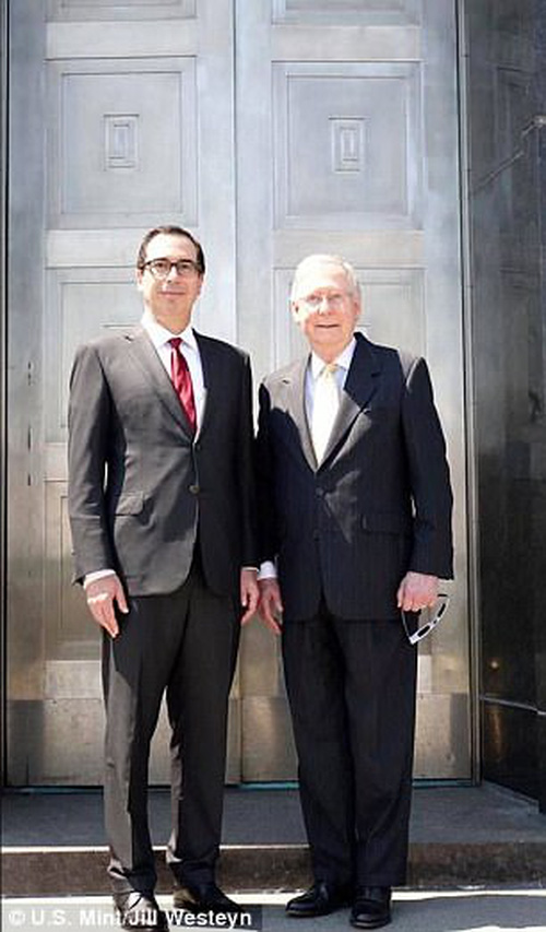 Khách mời danh dự: Bộ trưởng Tài chính Steve Mnuchin (trái) và Nhà lãnh đạo Thượng viện Mitch McConnell (bên phải) trước cửa chính của Trung tâm Lưu ký Tiền tệ Hoa Kỳ Fort Knox