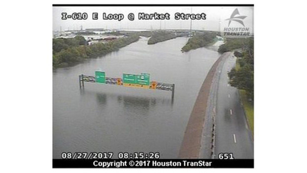 
Xa lộ I-610 ở TP Houston bị ngập. Ảnh: BBC
