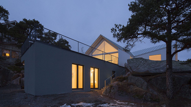 Không gian tầng 2 được thiết kế với một sân thượng rộng có thể dùng làm góc nghỉ ngơi thư giãn hay ăn uống ngoài trời lý tưởng.