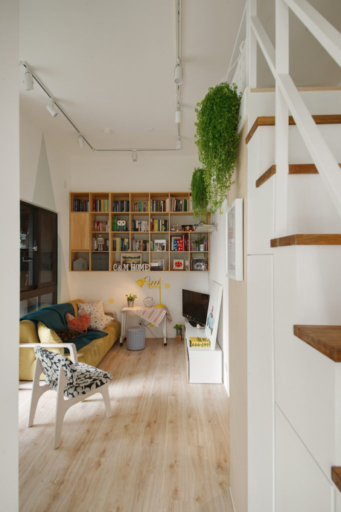  Không gian bên trong căn hộ được thiết kế tinh tế, hòa quyện cùng thiên nhiên với những lẳng cây dây leo vô cùng đẹp mắt. 