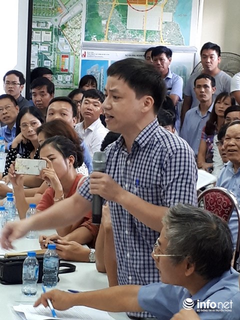 Ông Cao Xuân Tùng, cư dân tòa NO3 –T2 đề nghị làm rõ việc lấy ý kiến 10 người dân về việc điều chỉnh quy hoạch khu Đoàn Ngoại giao Ảnh: Minh Thư