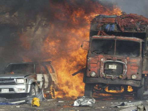 Nhiều xe cộ bốc cháy sau vụ nổ bom bên ngoài khách sạn Safari ở thủ đô Mogadishu hôm 14/10. Ảnh: EPA.