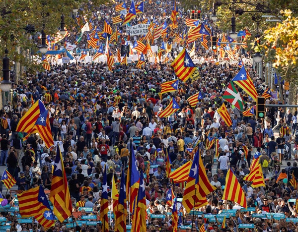 
Người dân Catalonia đổ ra đường mừng kết quả bỏ phiếu Tuyên bố độc lập. (Ảnh: Reuters)
