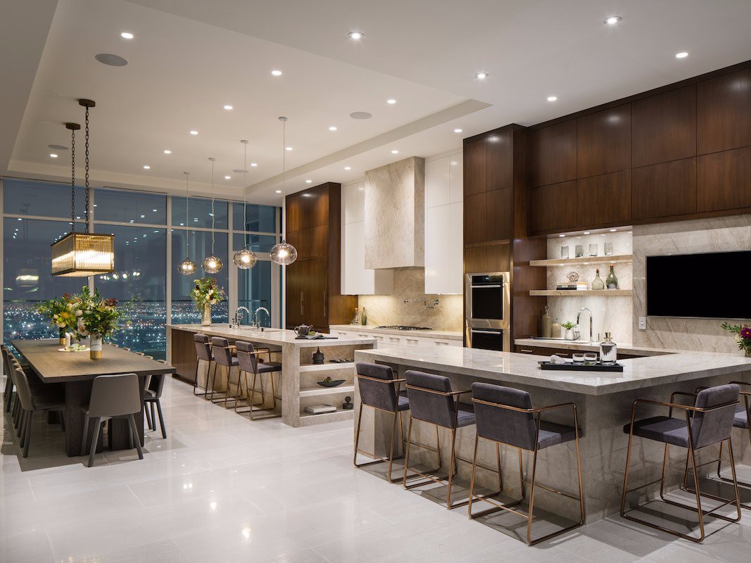 Nhà bếp được thiết kế vô cùng rộng thoáng với rất nhiều chỗ ngồi. Mặt bàn bếp được làm bằng đá cẩm thạch trắng, có đầy đủ tủ lạnh, tủ đông. Ngay cạnh còn có một quầy bar sang trọng có tivi và ghế ngồi.