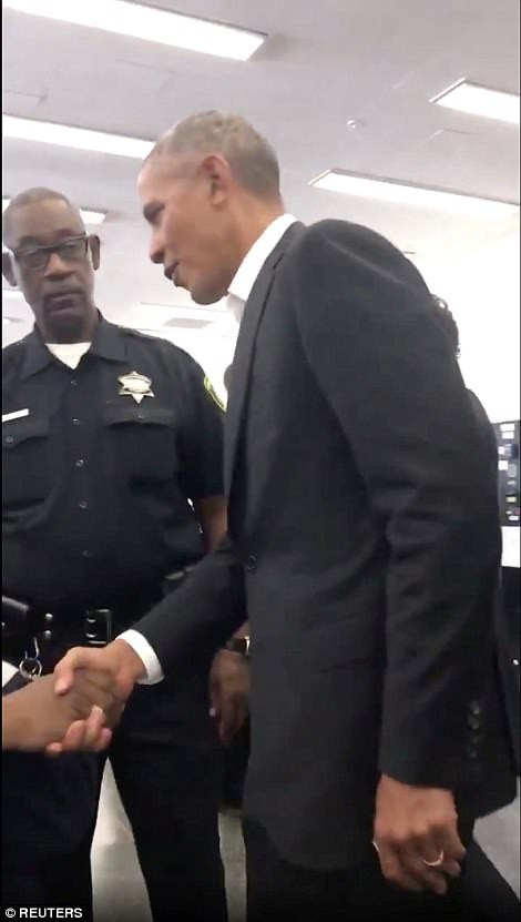 
Ông Obama nhiệt tình bắt tay...
