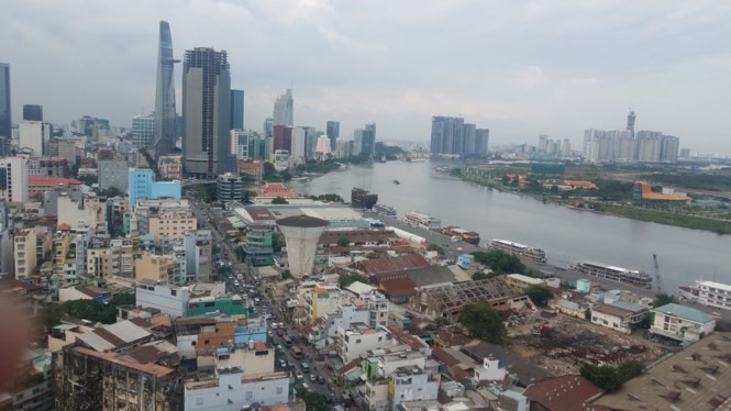 Theo các chuyên gia, tình trạng lấn chiếm kênh rạch, xây dựng cao ốc khiến nước triều dâng cao hơn.