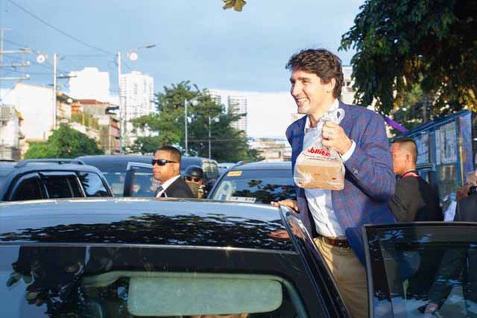 Thủ tướng Canada mua gà rán tại Philippines. Ảnh: FACEBOOK