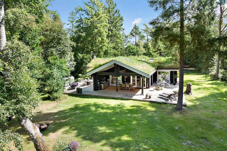  Trên tổng diện tích 157m2, ngôi nhà được thiết kế dưới dạng hình chữ L với với không gian xung quanh là cây xanh và thảm cỏ tuyệt đẹp. 
