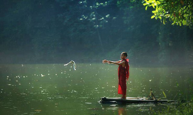 
Bạn chọn trở thành một ly nước nhỏ bé hay cả một hồ nước đầy?
