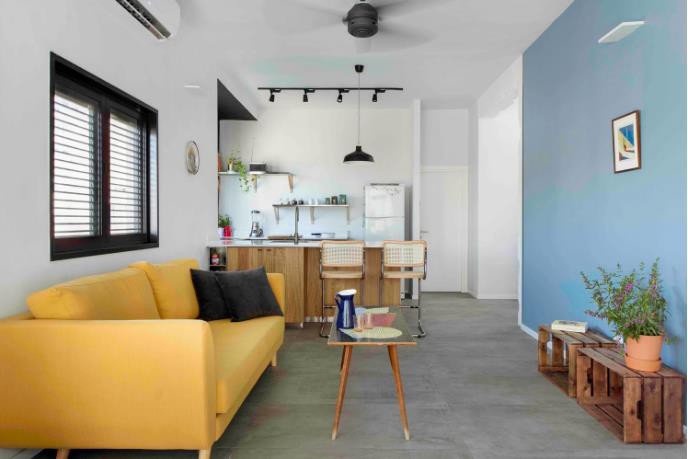 Trên diện tích 70m2, căn hộ được bố trí thành hai khu vực riêng biệt. Một bên là khu vực dành cho phòng ngủ và góc làm việc, một bên là phòng khách và bếp ăn.