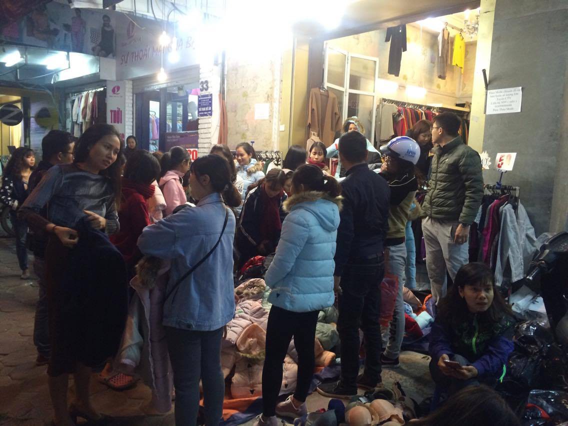 Theo chị Mi, nhân viên cửa hàng Blue cho biết, thời tiết lạnh đột ngột nên lượng người đến mua sắm quần áo đông tại cửa hàng cũng nhộn nhịp hơn trước. Lượng khách vào chủ yếu chọn mua áo len, áo khoác, nhất là những dòng áo phao siêu nhẹ bán rất chạy. Nhiều khách phải đứng xếp hàng chờ đến lượt vào mua vì hết ngăn gửi đồ. Thậm chí nhiều người không gửi được xe đành phải ra về.