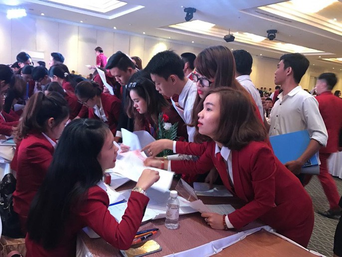 Các nhân viên sale của <a href='http://canhodreamhomeriverside.blogspot.com/'><a href='http://canhodreamhomeriverside.blogspot.com/'>Alibaba</a></a> chen lấn đặt cọc