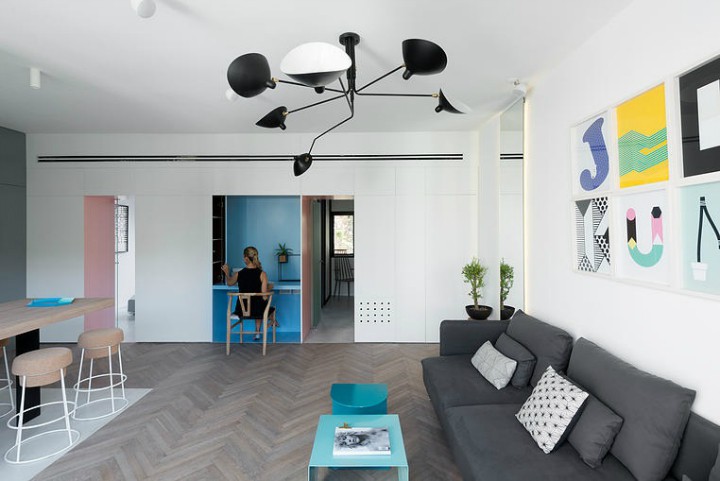  Phòng khách và bếp được thiết kế chung 1 thể tích mở rộng thoáng. Lấy tông màu trắng chủ đạo khu vực sinh hoạt chung được tô điểm bằng số đông màu sắc vượt trội tạo không khí vui tươi và hút mắt người nhìn.    