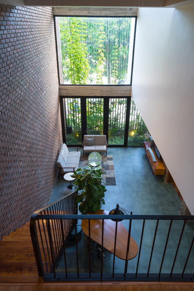 Trên tổng khoảng trống 133m2, ngôi nhà được mẫu mã 3 tầng với dung tích tầng một là phòng khách, bếp, bàn ăn, khu vệ sinh và một phòng ngủ rộng. Trên tầng 2,3 là khoảng trống dành cho khu vực nghỉ ngơi và phòng thờ.