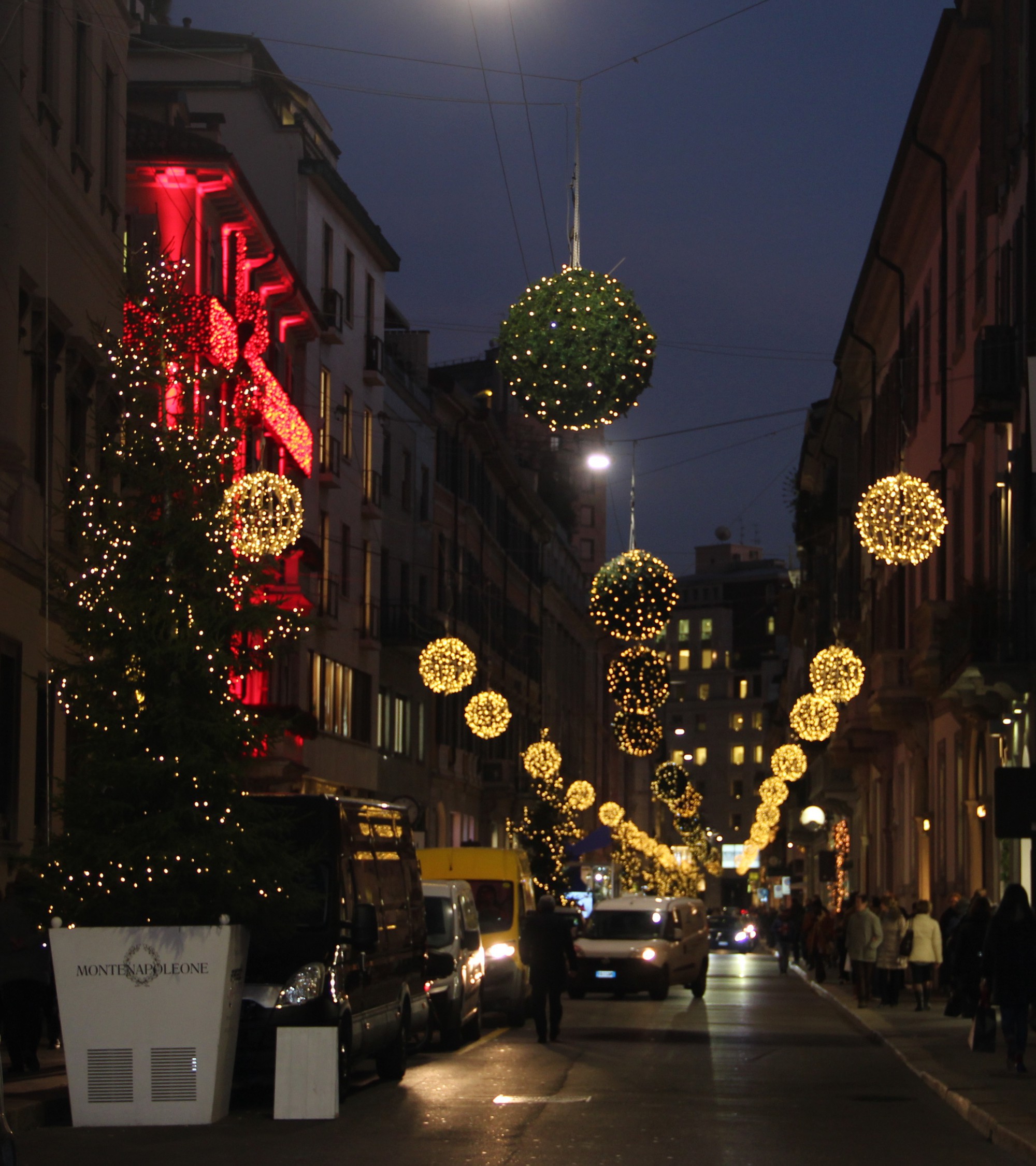 Giáng sinh về trên một con phố nhỏ tại Italy.