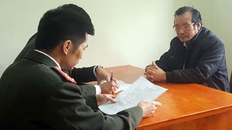 
Nguyễn Tuấn Giảng (bên phải) tại Cơ quan điều tra.
