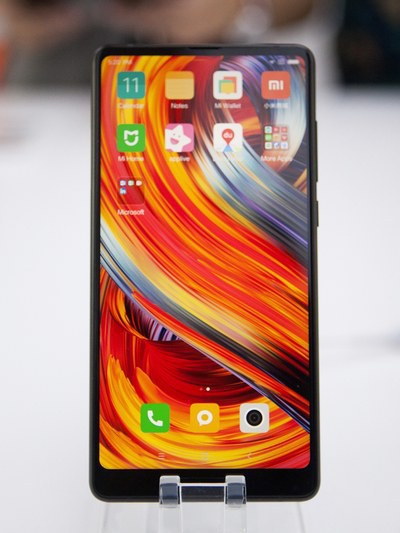 
Chiếc điện thoại Mi Mix 2 của Xiaomi được trưng bày
