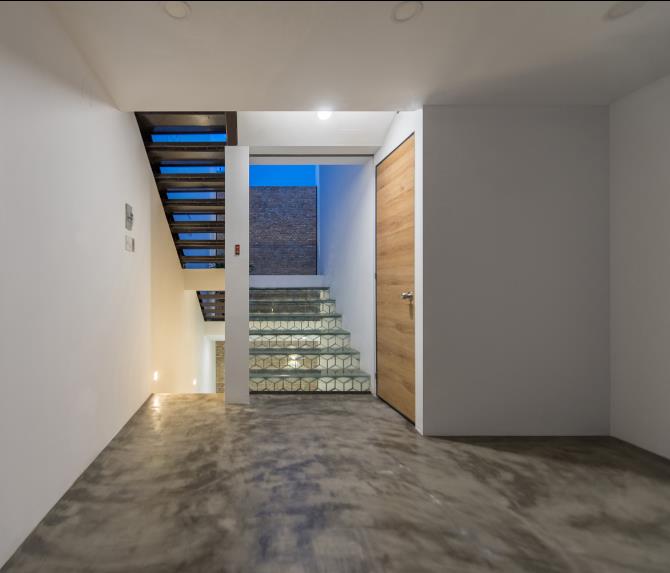 Không lát gạch hoa hay ốp gỗ như các tầng khác, sàn nhà tầng trên cùng được láng xi măng bóng loáng.