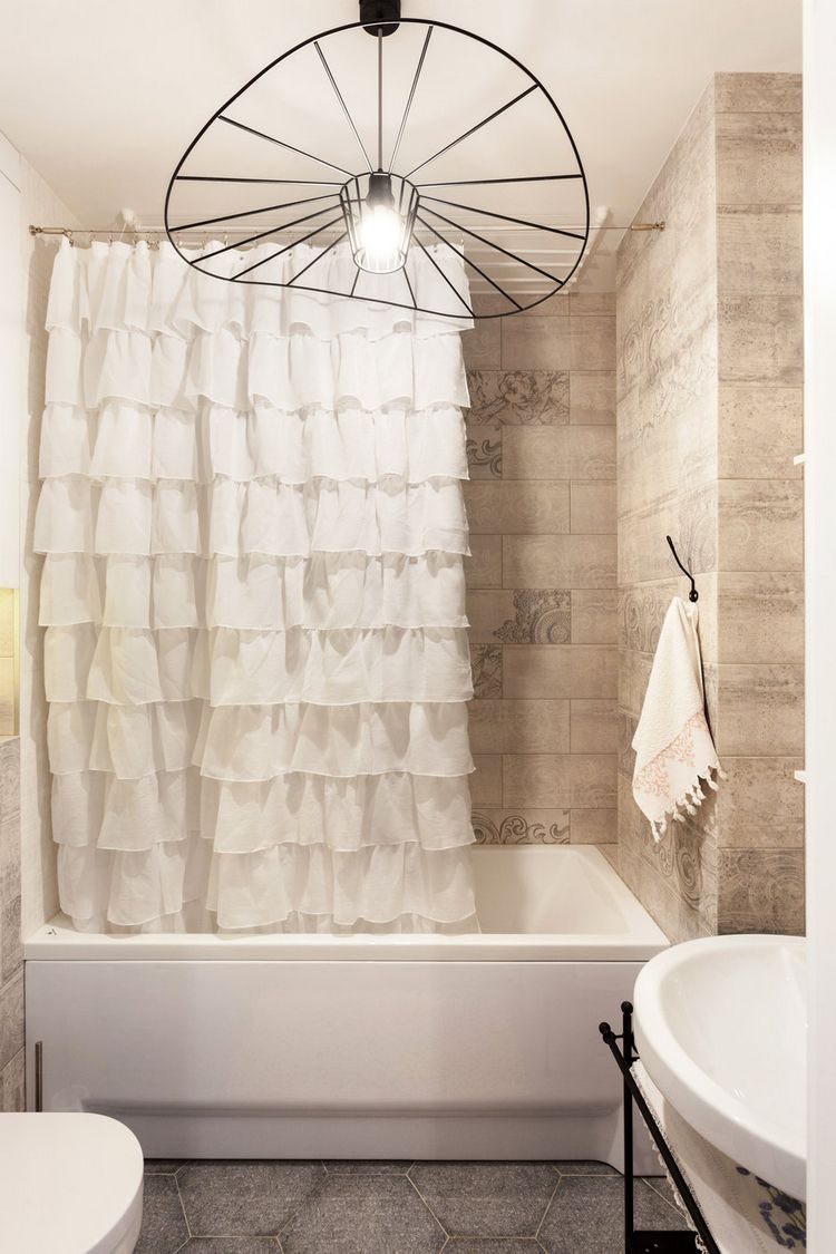 Nơi đây được tô điểm bằng chiếc đèn lạ mắt.