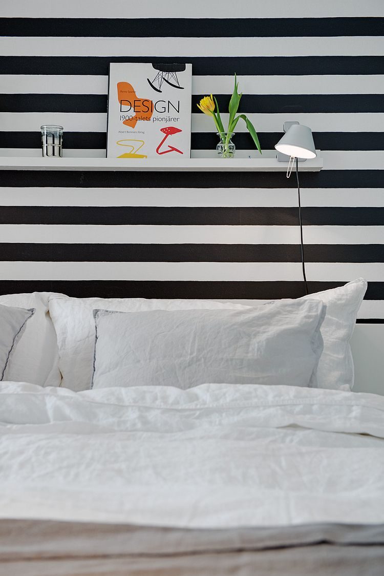 Kệ đầu giường làm nơi để đồ rất tiện cho chủ nhà.