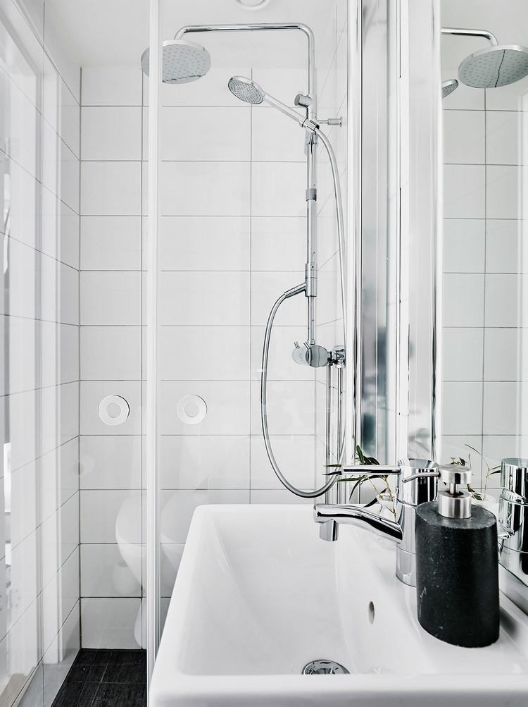 Buồng tắm đứng với vòi sen được lắp đặt cửa gương trong suốt nhằm xóa nhòa khoảng cách.