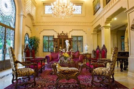 Bộ bàn ghế cùng thảm trang trí mang phong cách cổ điển.