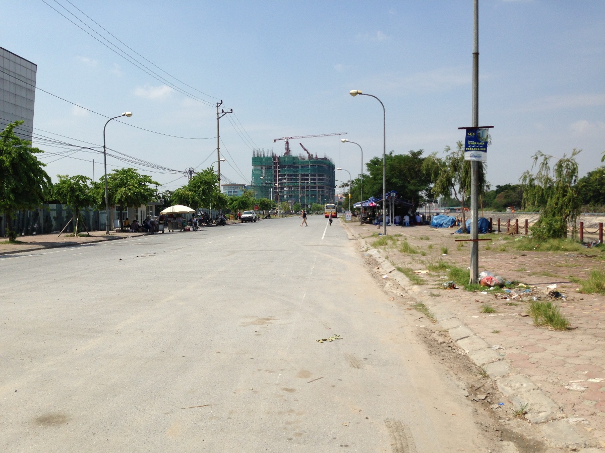 Đường vào Tứ Hiệp Plaza khá thoáng rộng.