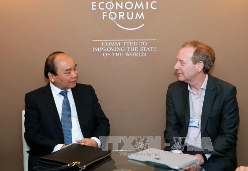 Trong cuộc gặp Thủ tướng Nguyễn Xuân Phúc, Chủ tịch Tập đoàn Microsoft Bradford Smith (người bên phải trong ảnh) bày tỏ Microsoft mong muốn tăng cường hợp tác với Việt Nam trong nhiều lĩnh vực. Ảnh: TTXVN