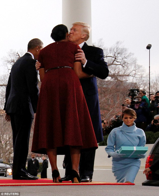 Ông Trump bỏ mặc vợ tự xoay sở, một mình bước lên chào nhà Obama. Ảnh: REUTERS
