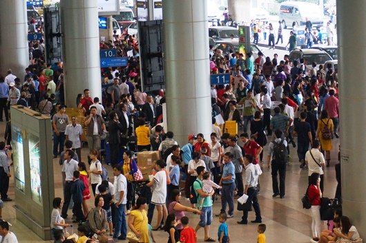 Bộ trưởng GTVT cho biết, sẽ nâng công suất sân bay Tân Sơn Nhất lên 45 -50 triệu khách/năm để chống quá tải