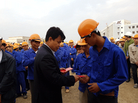 
Chủ tịch công đoàn ngành giao thông vận tải Đỗ Nga Việt lì xì cho công nhân
