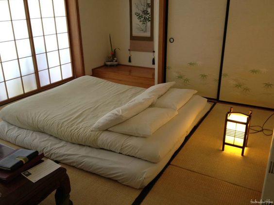 Màu sơn tường phòng ngủ theo truyền thống của Nhật Bản là tông màu đất và họ cũng chỉ sơn một màu đơn. Đây là màu mang lại cảm giác tĩnh tâm và thư thái. (Ảnh Pinterest). 