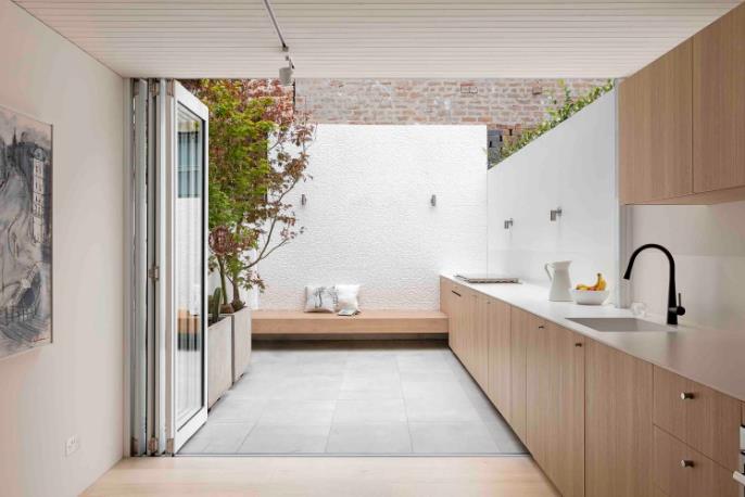 Nhờ khu vườn nhỏ phía cuối nhà mà các không gian chức năng lúc nào cũng tràn ngập ánh sáng tự nhiên và gió trời.