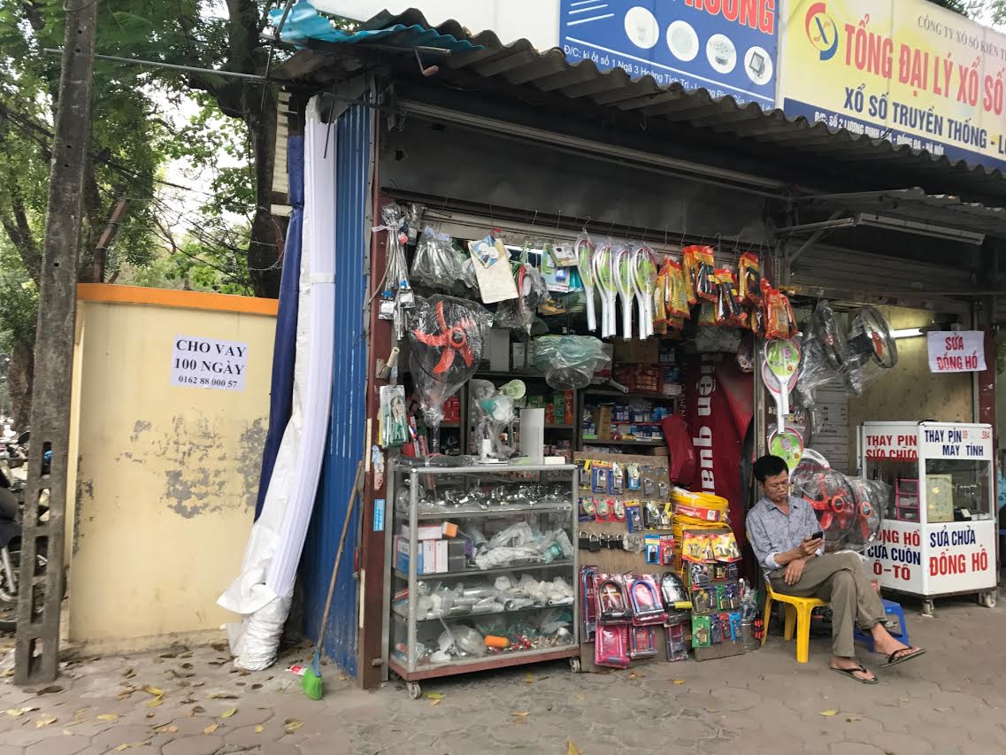 Thậm chí, có cửa hàng sâu chỉ khoảng nửa mét.