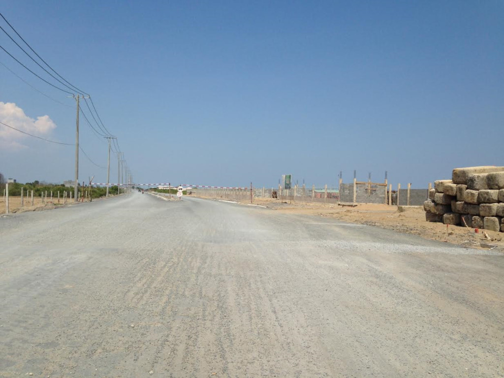 Đường Lương Văn Nho được xây mới với lộ giới 24-28 m, bên phải là công trình Bệnh viện Đa khoa Cần Giờ mới đang xây dựng. Những công trình hạ tầng này được cho là cú hích khiến đất Cần Giờ sốt giá. Ảnh. V. Văn.