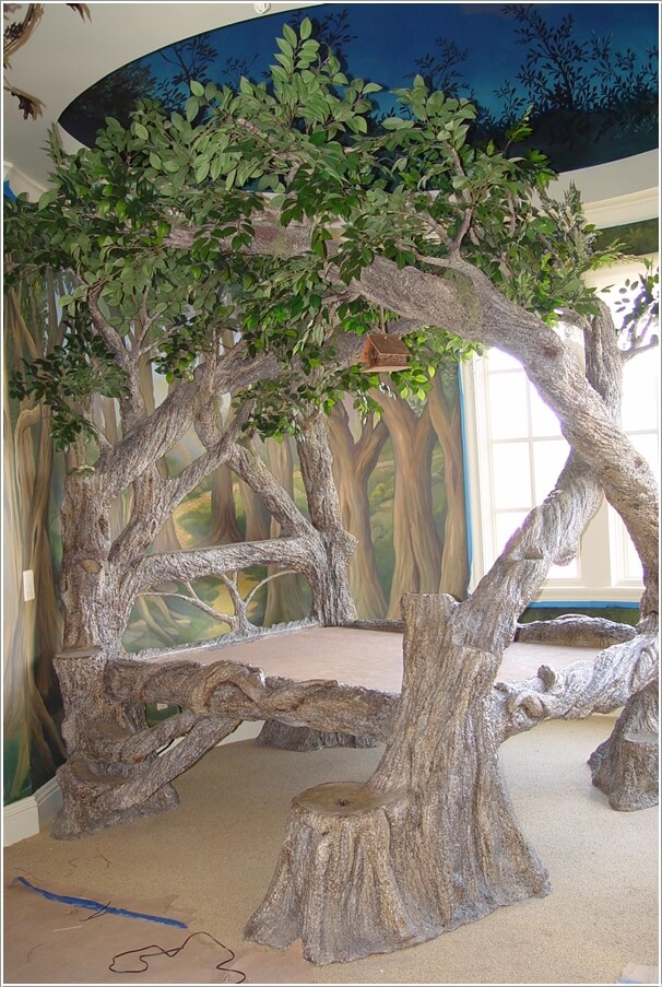 Đây thực sự là một kiệt tác nghệ thuật. Một chiếc giường được tạo nên từ 4 thân cây vơi cành lá xum xuê trong phòng ngủ.