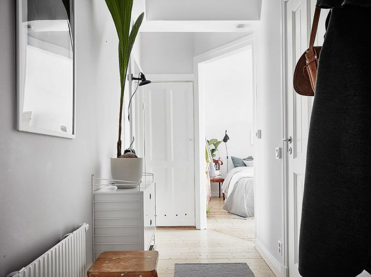 Phần lớn không gian trong nhà được bài trí với gam màu trắng chủ đạo mang đến cảm giác thoáng sáng và vẻ đẹp thanh lịch cho căn hộ.