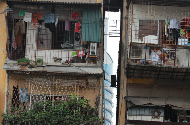 Nhiều người đi đường tỏ vẻ ái ngại khi vết hở lộ ra một phần tòa nhà khổng lồ phía sau.