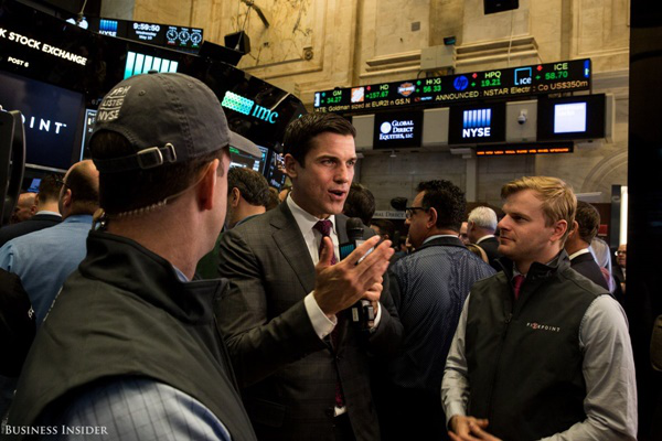 Chủ tịch NYSE (New York Stock Exchange) – Tom Farley cũng có mặt trên sàn, đưa ra lời chúc mừng với Five Points và trả lời phỏng vấn của báo giới.