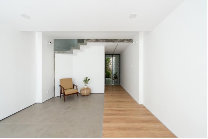 Tại tầng 1, phía ngoài dùng làm khu vực để xe.