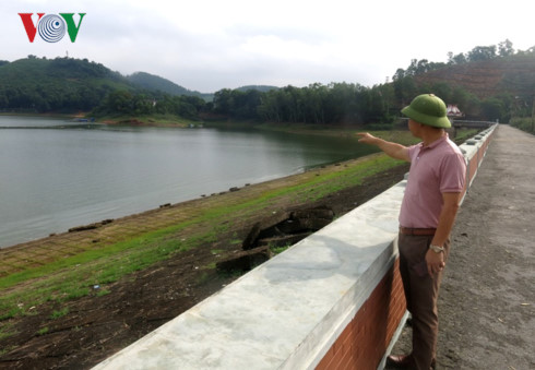 Ông Nguyễn Công Thịnh  Giám đốc Công ty TNHH một thành viên Khai thác thủy lợi tỉnh Thái Nguyên - mực nước hồ đạt 42% dung tích thiết kế.
