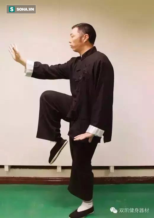 
Chuyên gia khí công, võ sư Trình Thiên Ký thực hiện động tác mẫu và giới thiệu về những tác dụng tuyệt vời của động tác đứng một chân.
