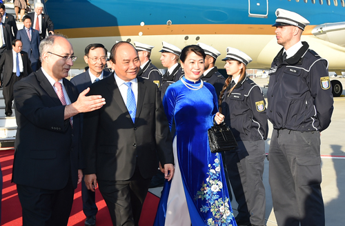 
Ảnh: VGP/Quang HiếuSau khi tới Frankfurt, Thủ tướng đã đến thăm Lãnh sự quán Việt Nam tại thành phố này.
