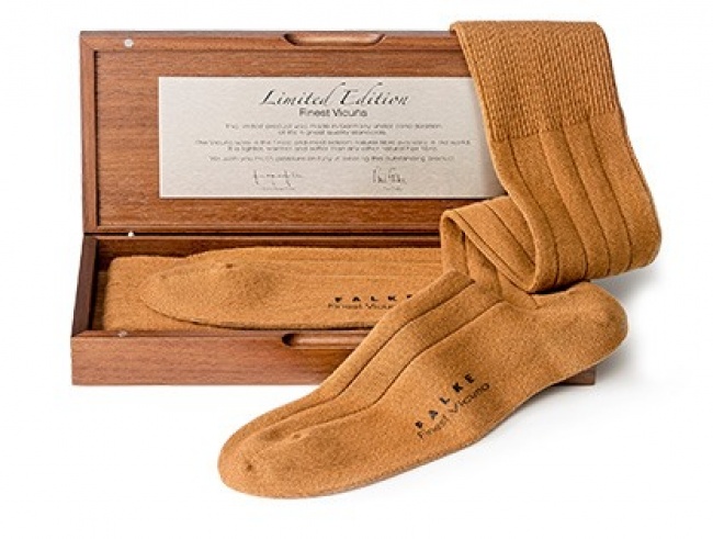 Tất len của FALKE chỉ được sản xuất với số lượng giới hạn là 10 đôi. Loại len được sản xuất từ lông cừu Vicuna này được coi là loại hiếm và đắt nhất thế giới. Một đôi tất len có giá lên tới 1.188 USD (hơn 26 triệu đồng).